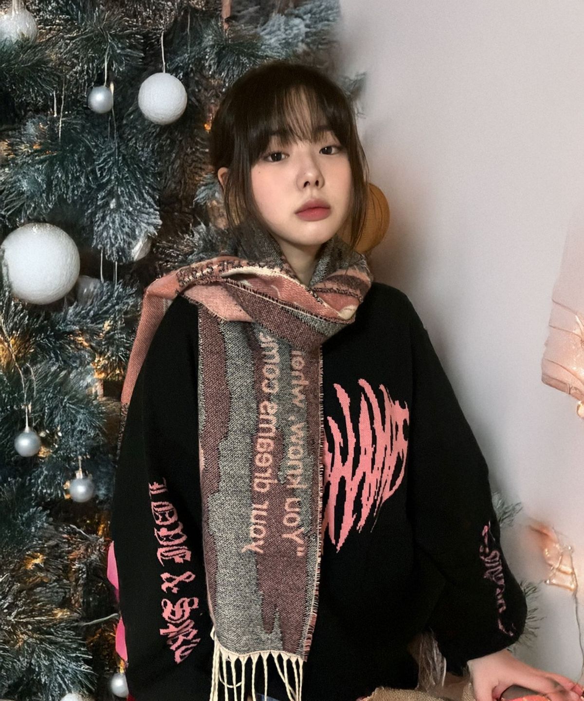 본챔스(BORN CHAMPS) [본챔스X에이프릴에잇] 위시어폰어스타 그래픽 머플러 B23FA05
