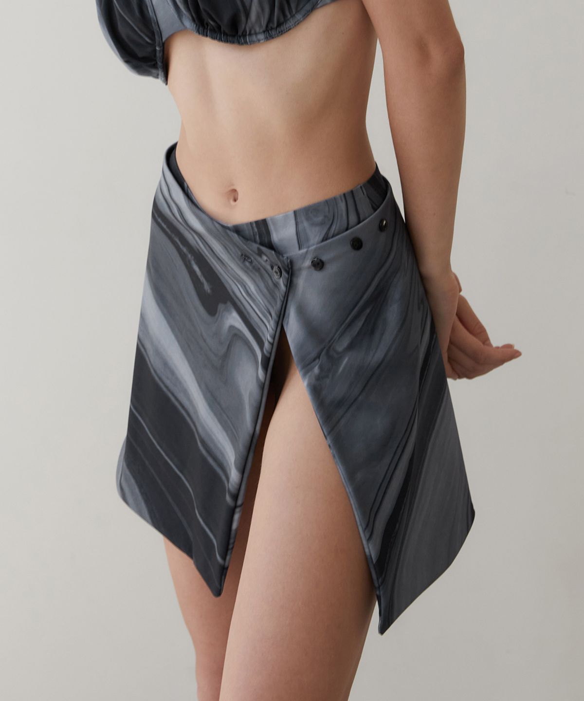 르브아시스(REVOIRSIS) RVIS shirring bikini skirt multi black