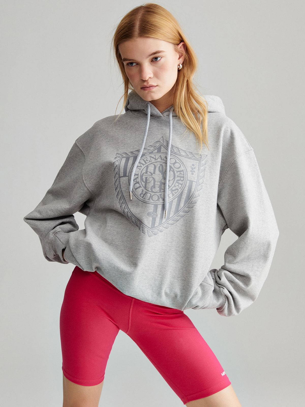 미나수(MENASOO) CLASSIC EMBLEM HOODIE_GRAY