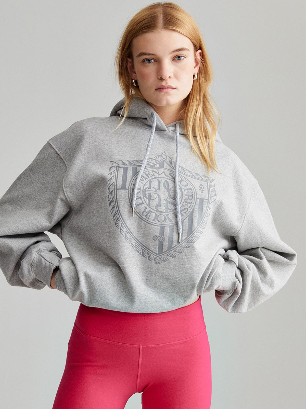 미나수(MENASOO) CLASSIC EMBLEM HOODIE_GRAY