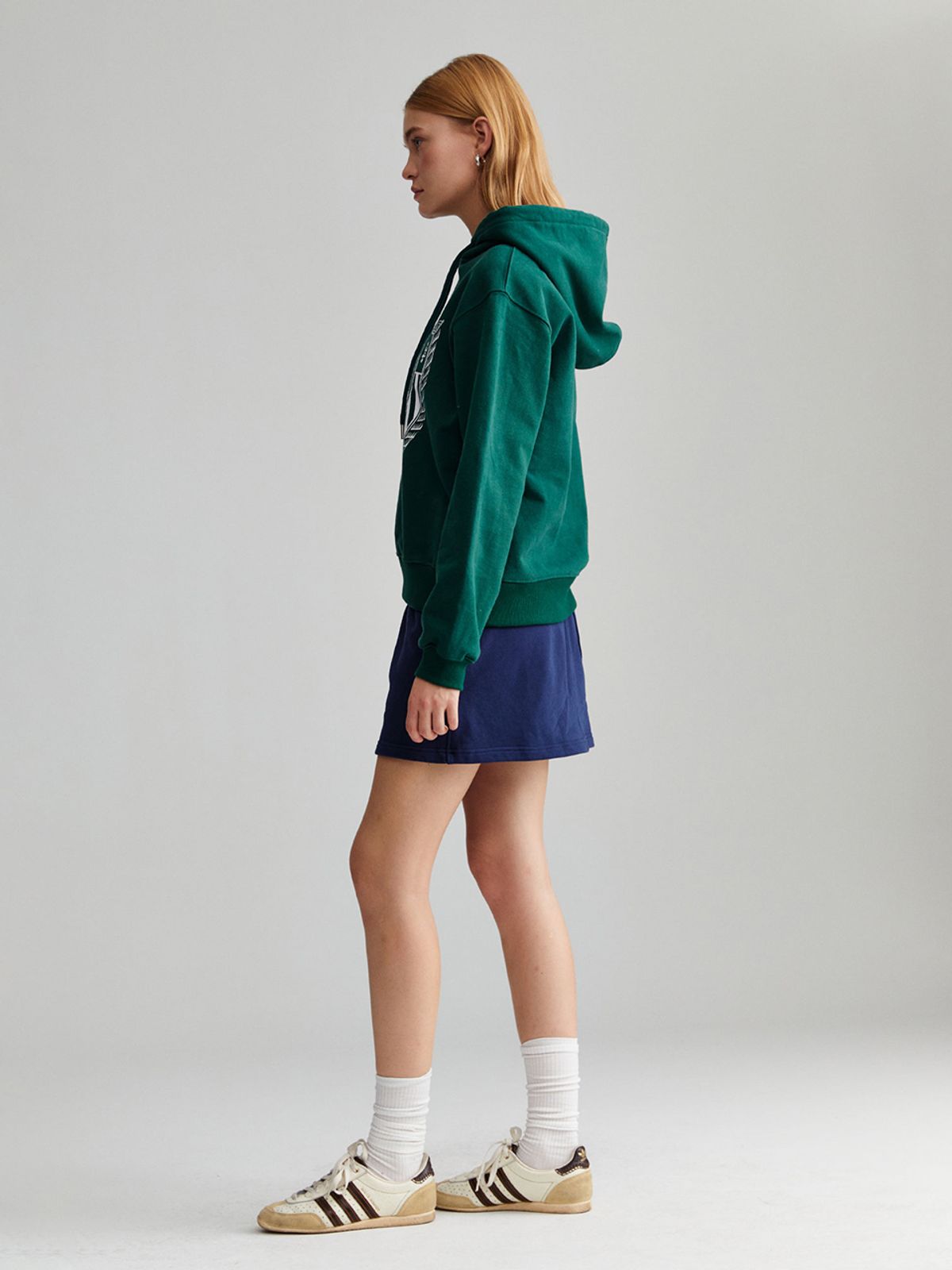 미나수(MENASOO) CLASSIC EMBLEM HOODIE_GREEN