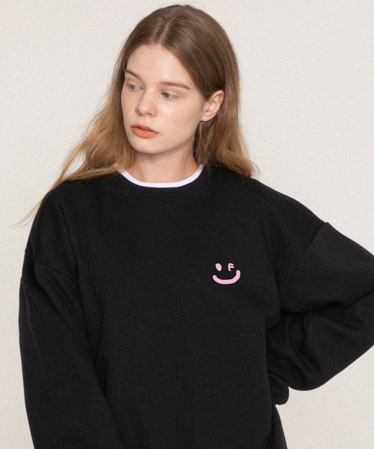 그레이버(GRAVER) [UNISEX]스몰 드로잉스마일 맨투맨_블랙/핑크 로고