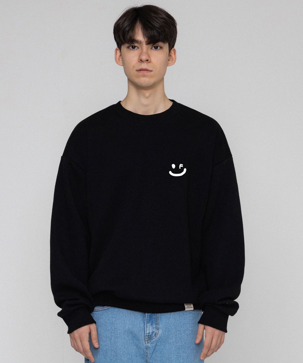 그레이버(GRAVER) [UNISEX]스몰 드로잉스마일 맨투맨_블랙/화이트 로고