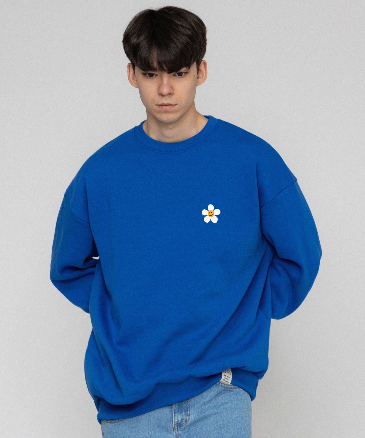 그레이버(GRAVER) [UNISEX]플라워도트 로고 스마일 맨투맨_코발트블루