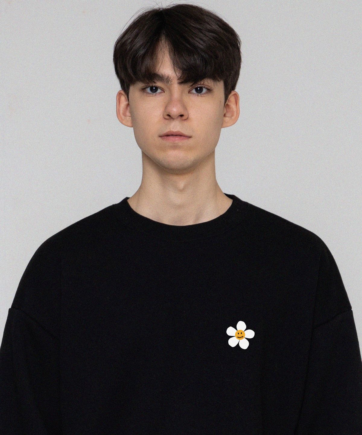 그레이버(GRAVER) [UNISEX]플라워도트 로고 스마일 맨투맨_블랙