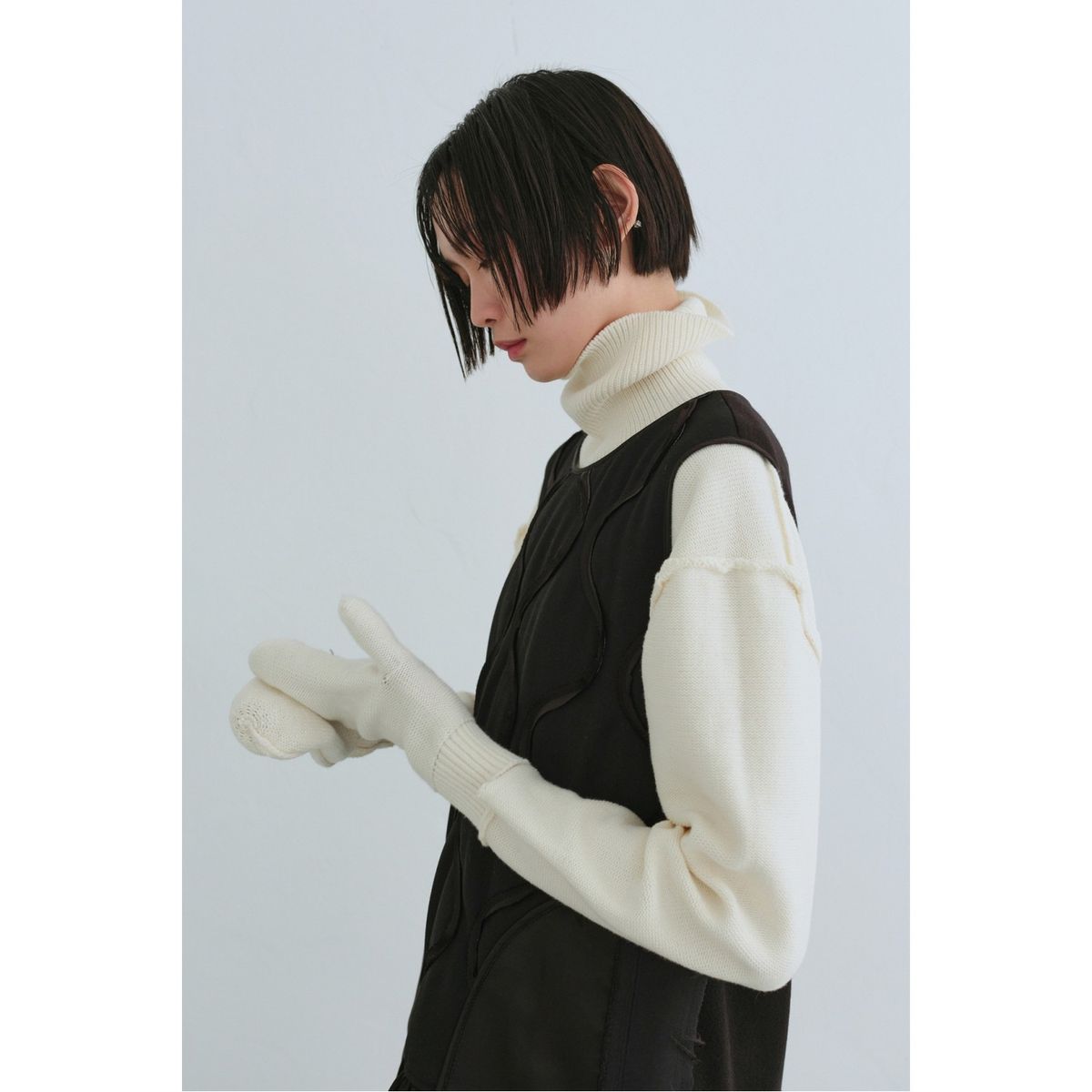 래코드(RECODE) Gloves Mixed Turtle Neck Knit Top_R0WAA23101IVX