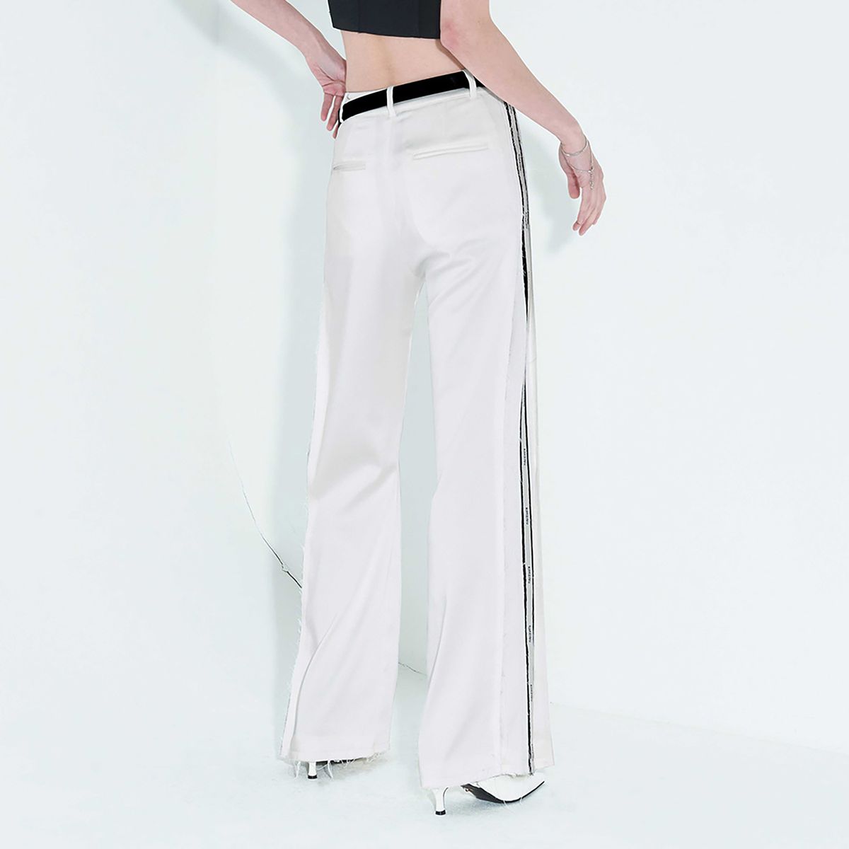 킴지수(KIMZISU) Pleated Logo-Tape Trousers _ White