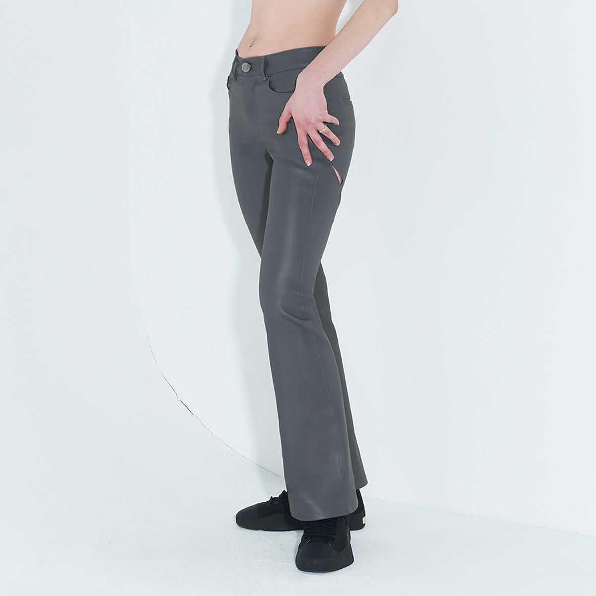 킴지수(KIMZISU) Coated Back Slit Jeans _ Grey