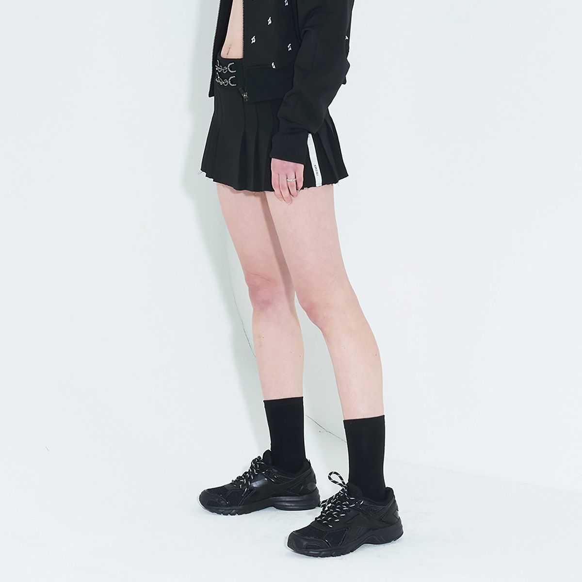 킴지수(KIMZISU) Pleated Logo-Tape Mini Skirt _ Black
