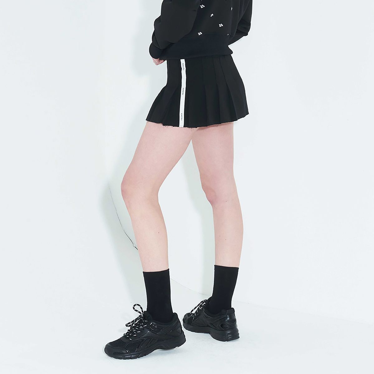 킴지수(KIMZISU) Pleated Logo-Tape Mini Skirt _ Black