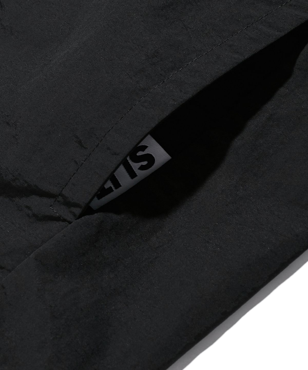 에스릿 스튜디오(SLIT STUDIO) 레터링 윈드브레이커 자켓 블랙