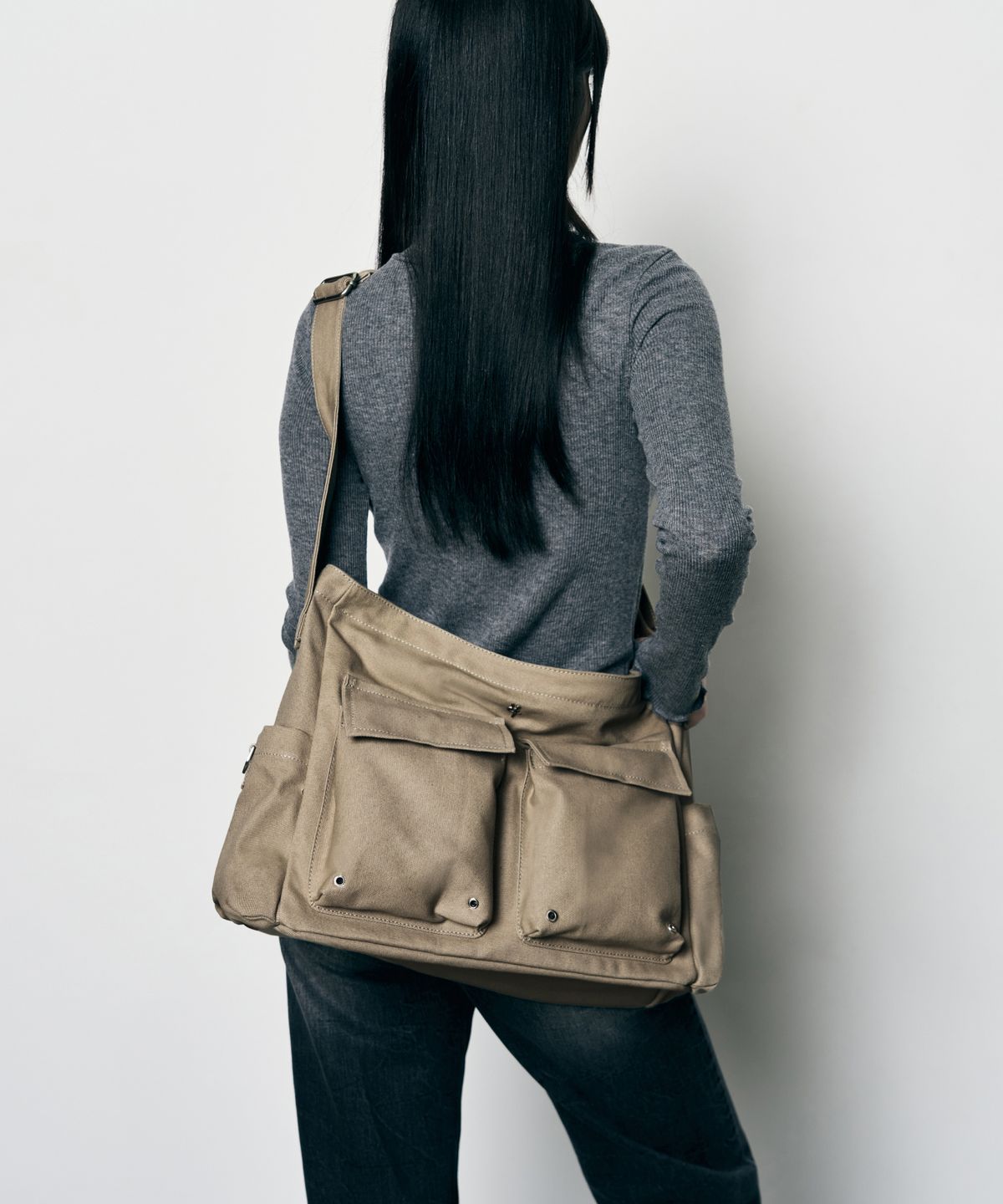 레더리(LEATHERY) 캔버스 포켓 크로스백 [GREYISH BEIGE]