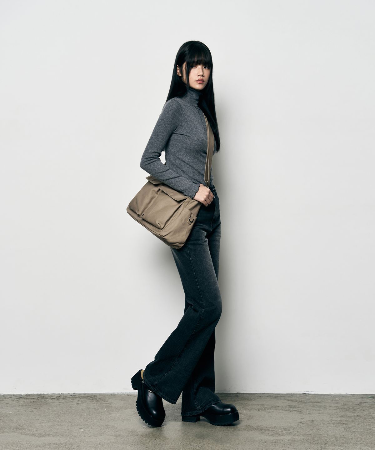 레더리(LEATHERY) 캔버스 포켓 크로스백 [GREYISH BEIGE]