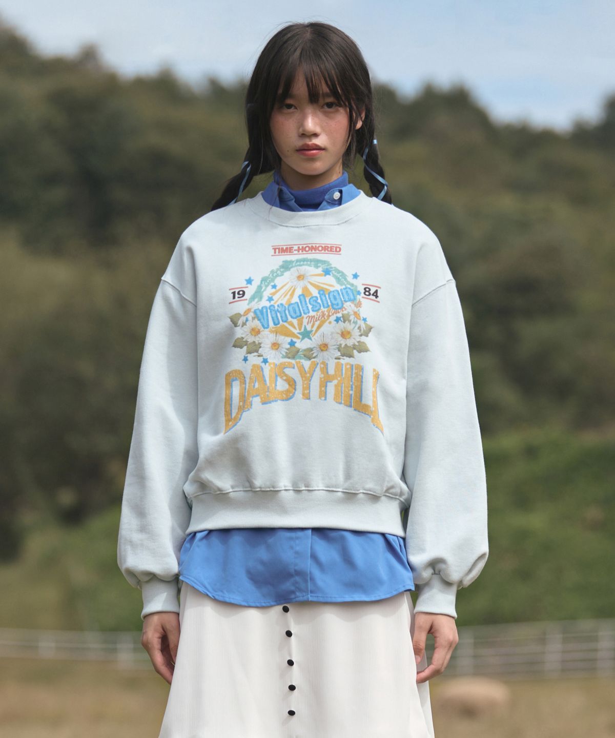바이탈싸인(VITALSIGN) DaisyHill Sweatshirt (Light Blue)