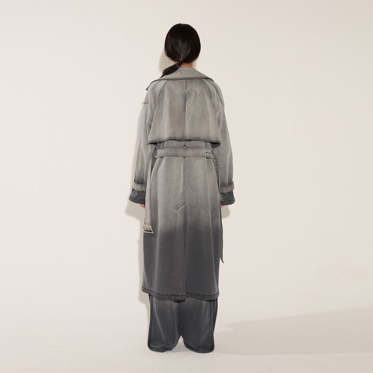 솔티페블(SALTY PEBBLE) GRADATION DENIM TRENCH COAT [GREY]