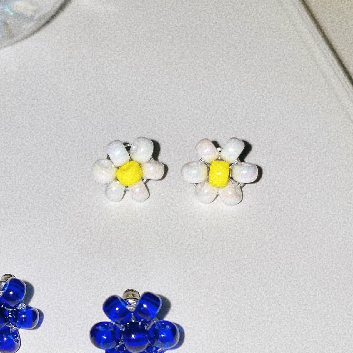 러브오낫(LOVE OR NOT) Daisy Flower Beads Earring