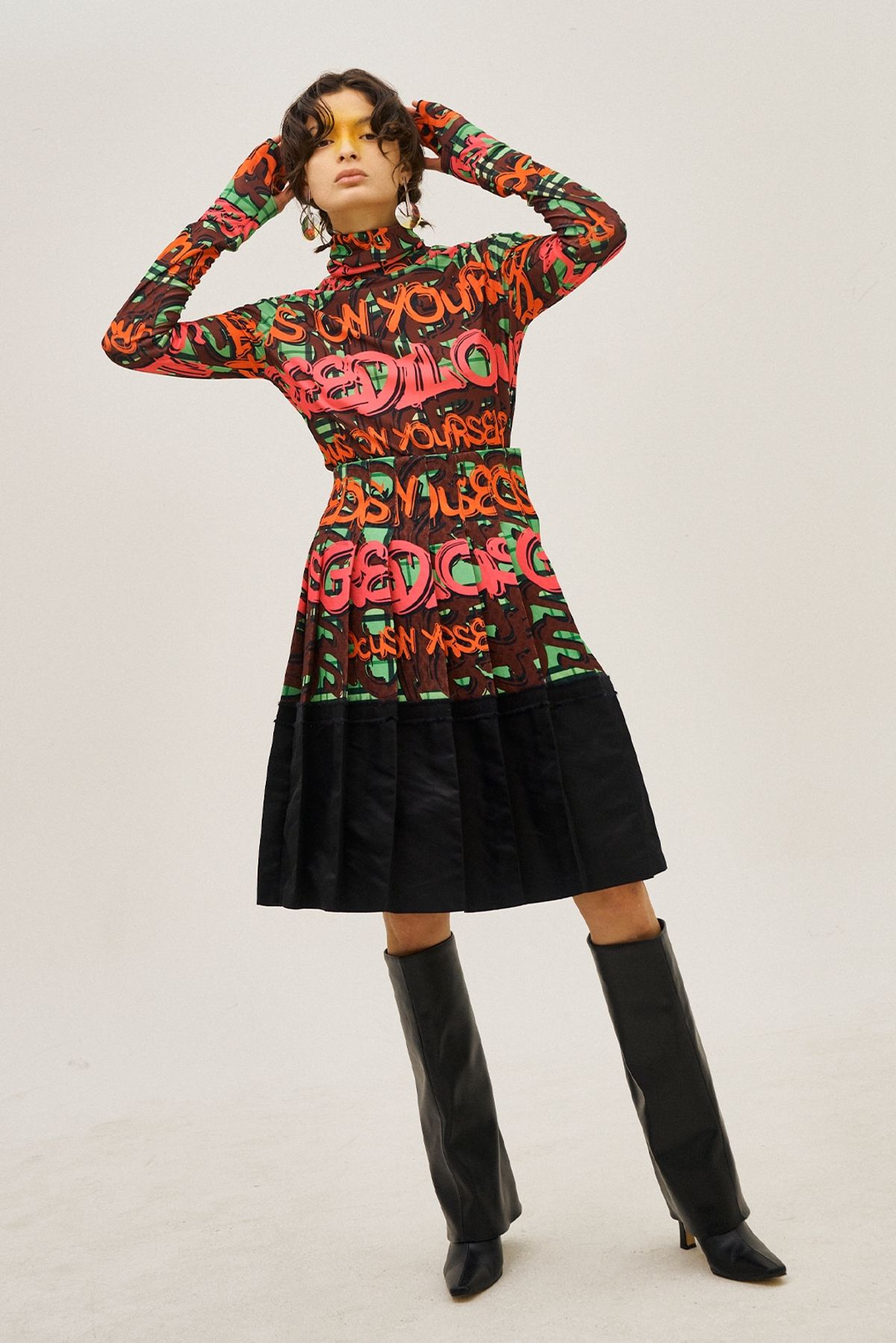 그리디어스(GREEDILOUS) Brown Logo Print Fitted Top