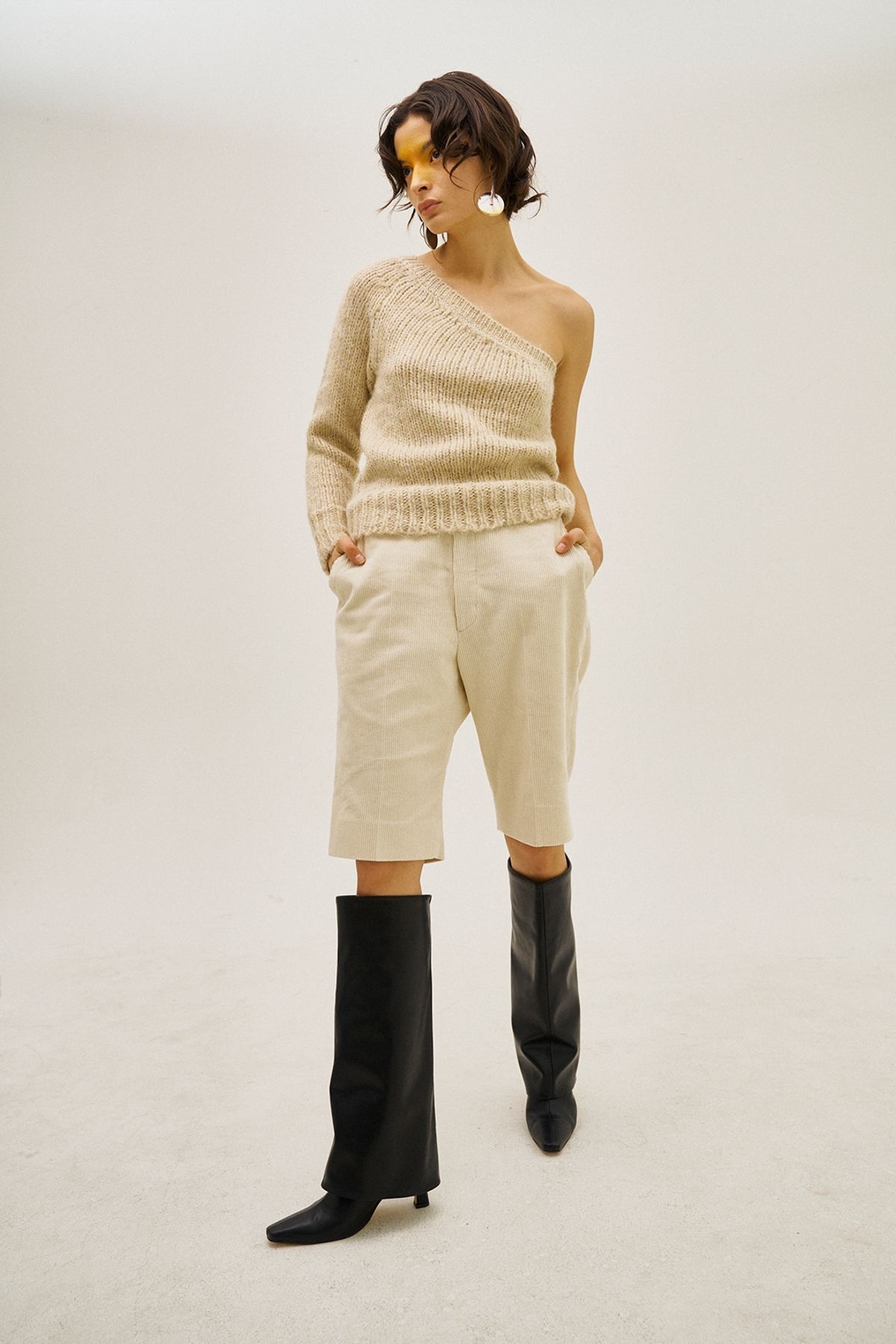 그리디어스(GREEDILOUS) One-Shoulder Knit Top Beige