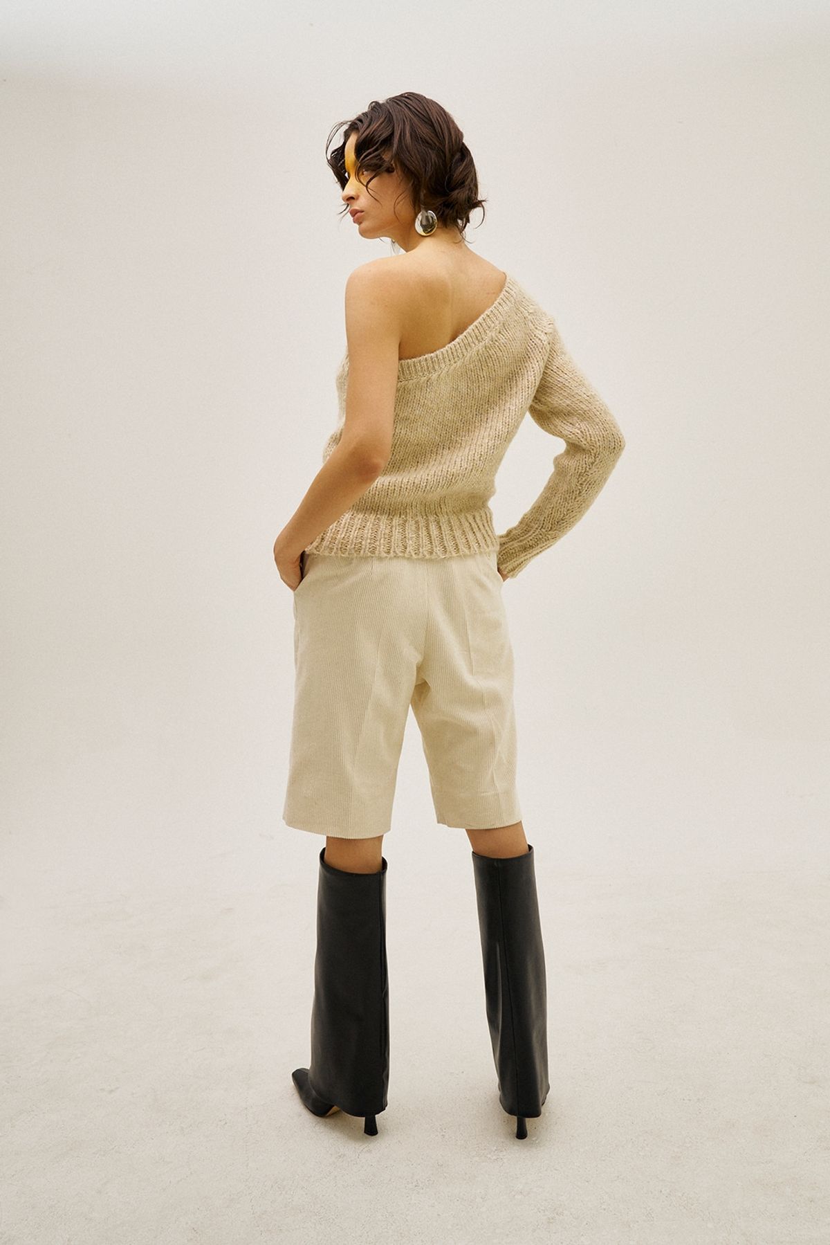 그리디어스(GREEDILOUS) One-Shoulder Knit Top Beige