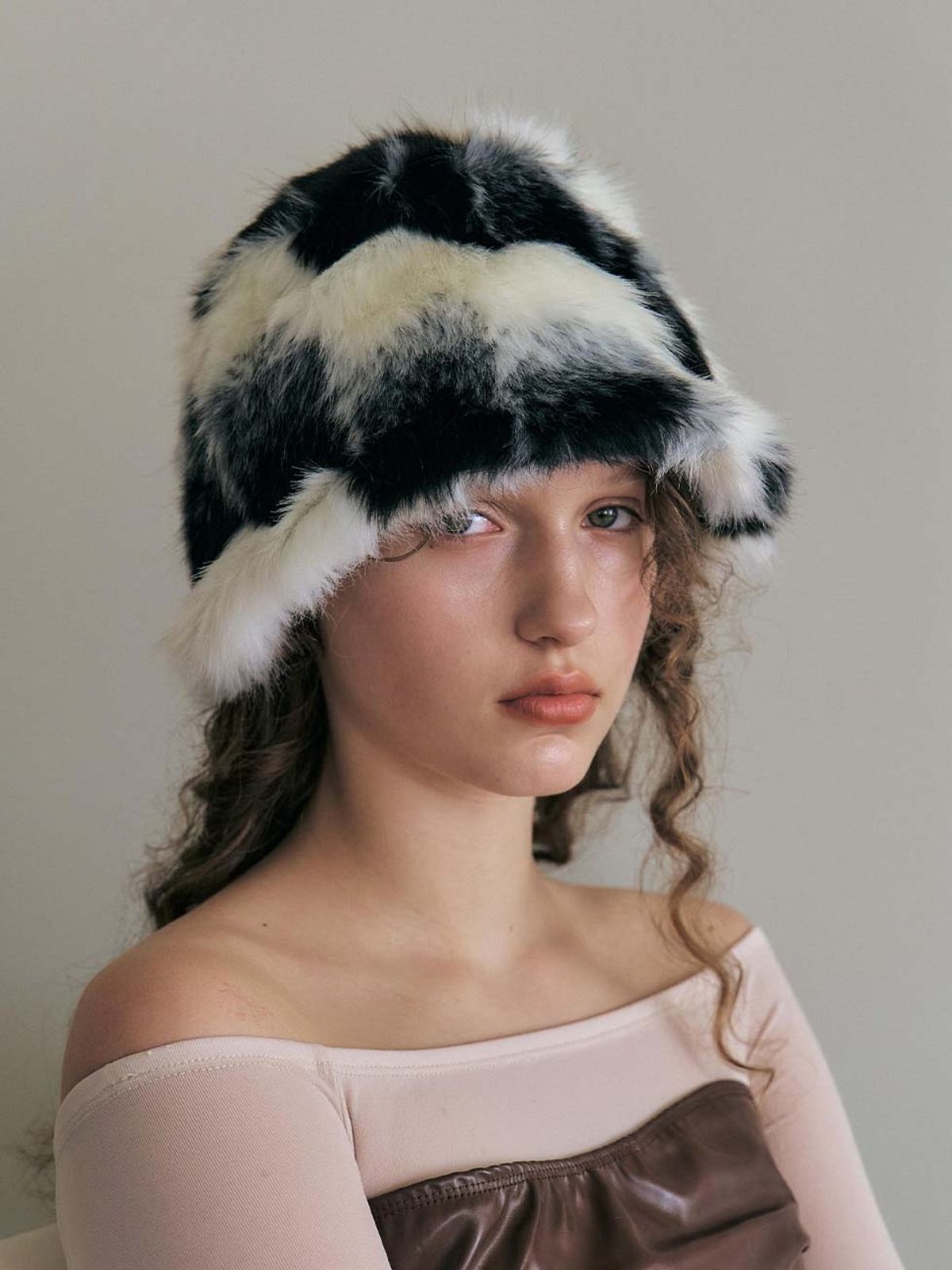 포에지담(POESIEDAME) FUR MEATEL HAT IN BLACK TABBY