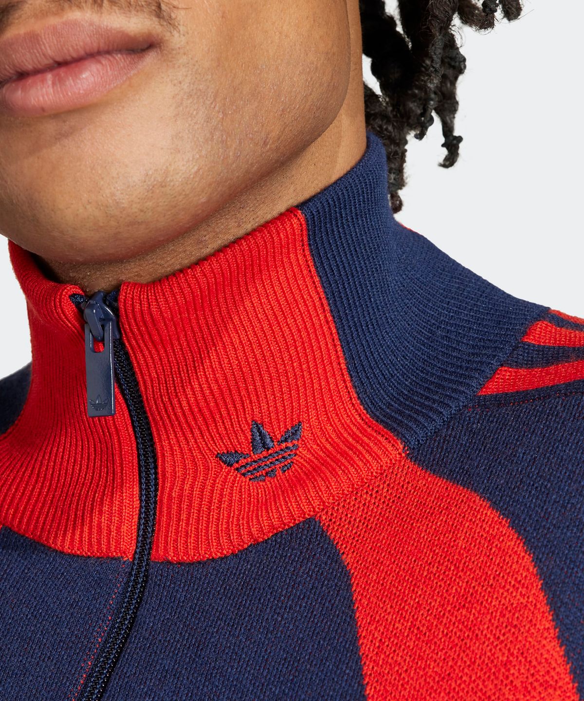 아디다스(ADIDAS) 쿼터 지퍼 점퍼 - 네이비:레드 / IR7128