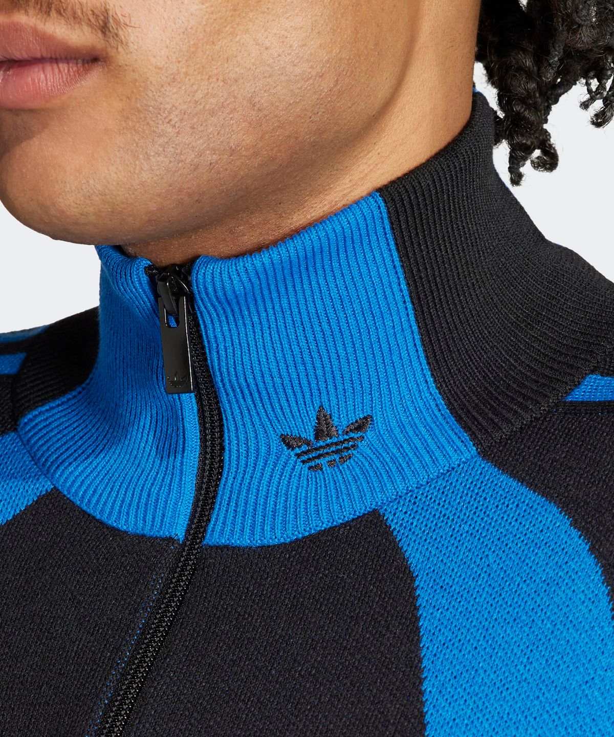 아디다스(ADIDAS) 쿼터 지퍼 점퍼 - 블랙:블루 / IR7127