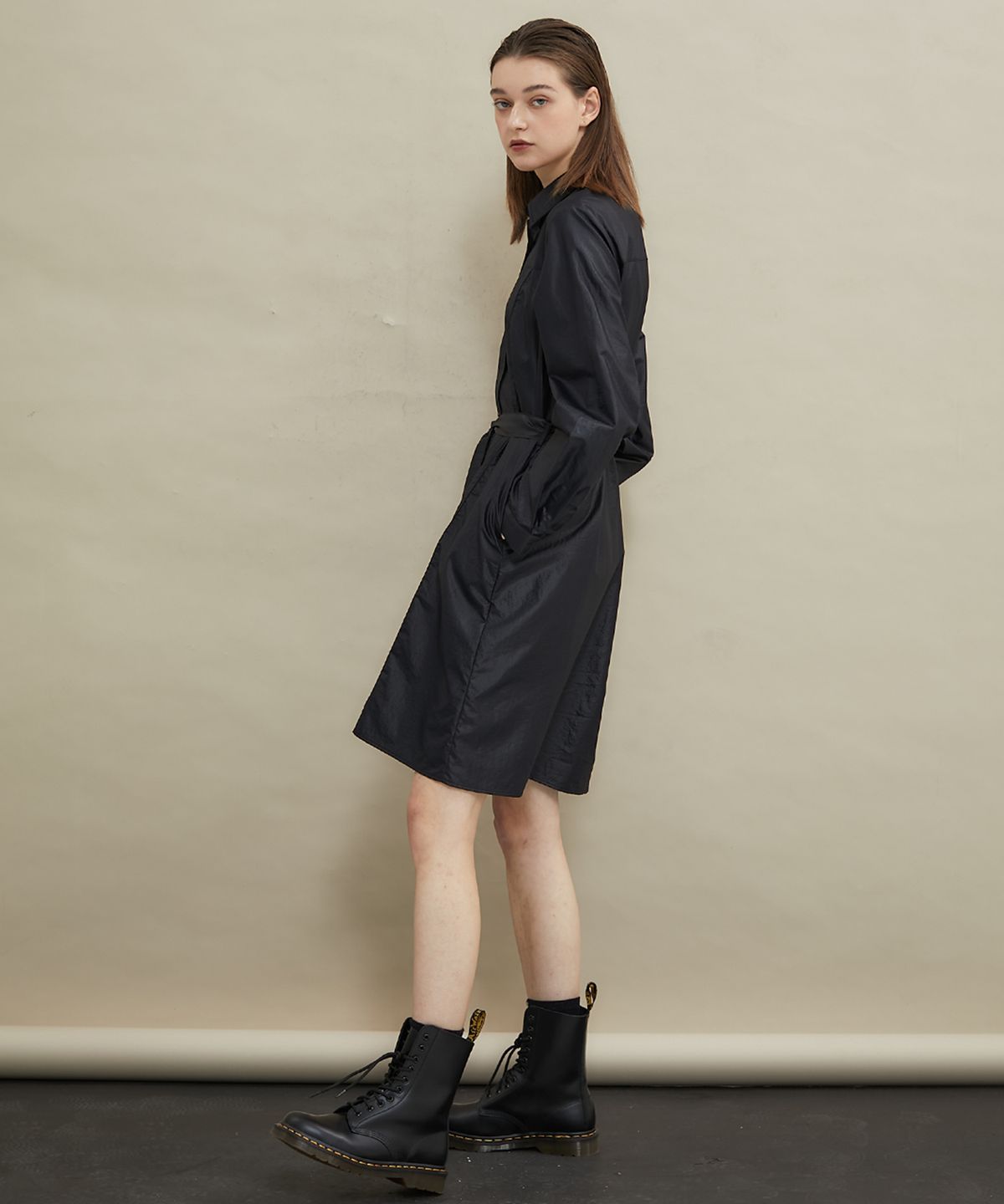 마나비스세븐(MANAVIS7) 글로스 셔츠 원피스 [블랙]