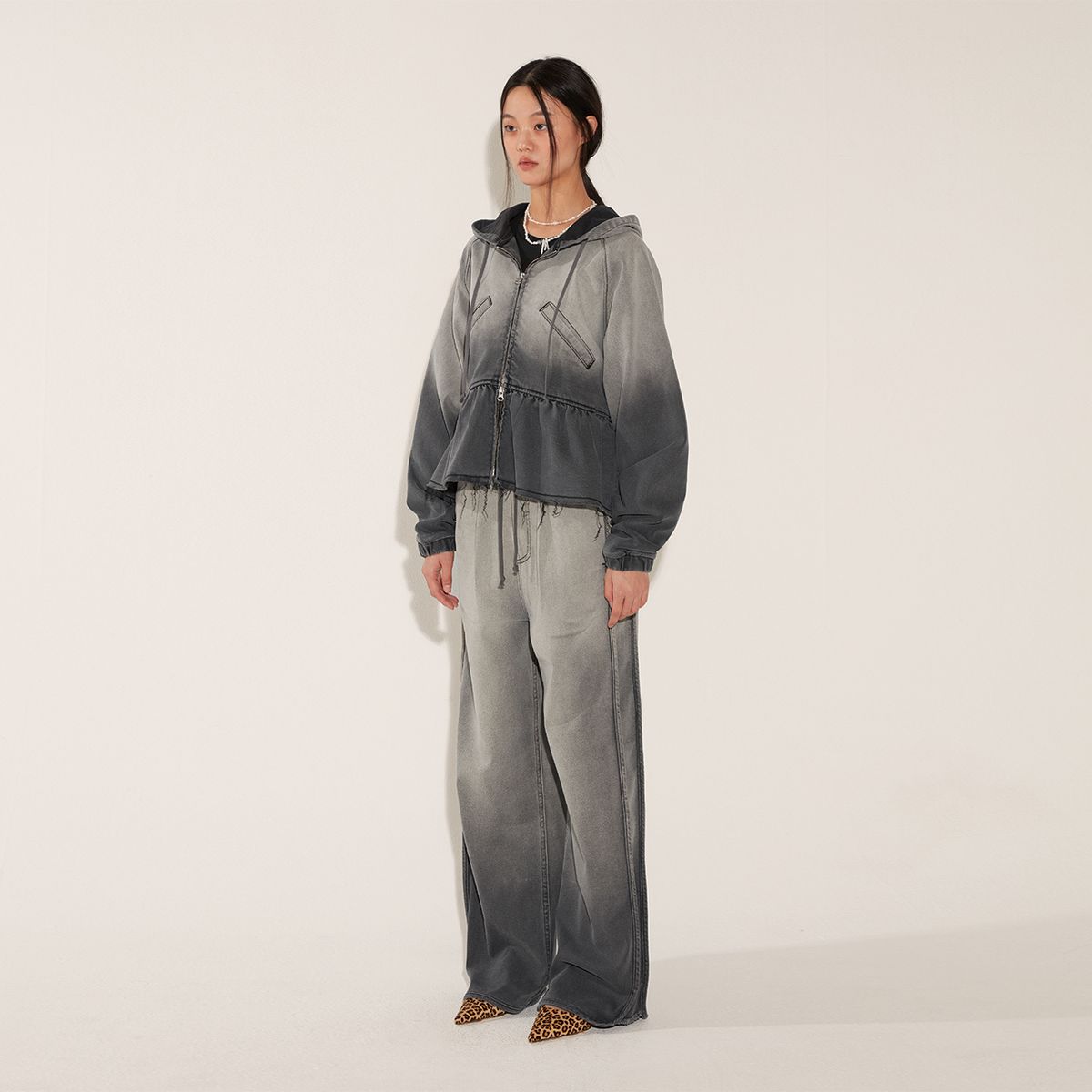 솔티페블(SALTY PEBBLE) GRADATION DENIM FLARED HOOD ZIP UP [GREY]