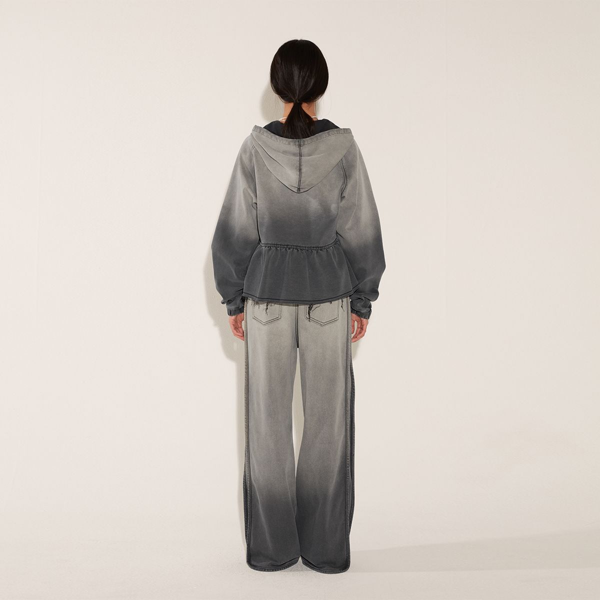 솔티페블(SALTY PEBBLE) GRADATION DENIM FLARED HOOD ZIP UP [GREY]