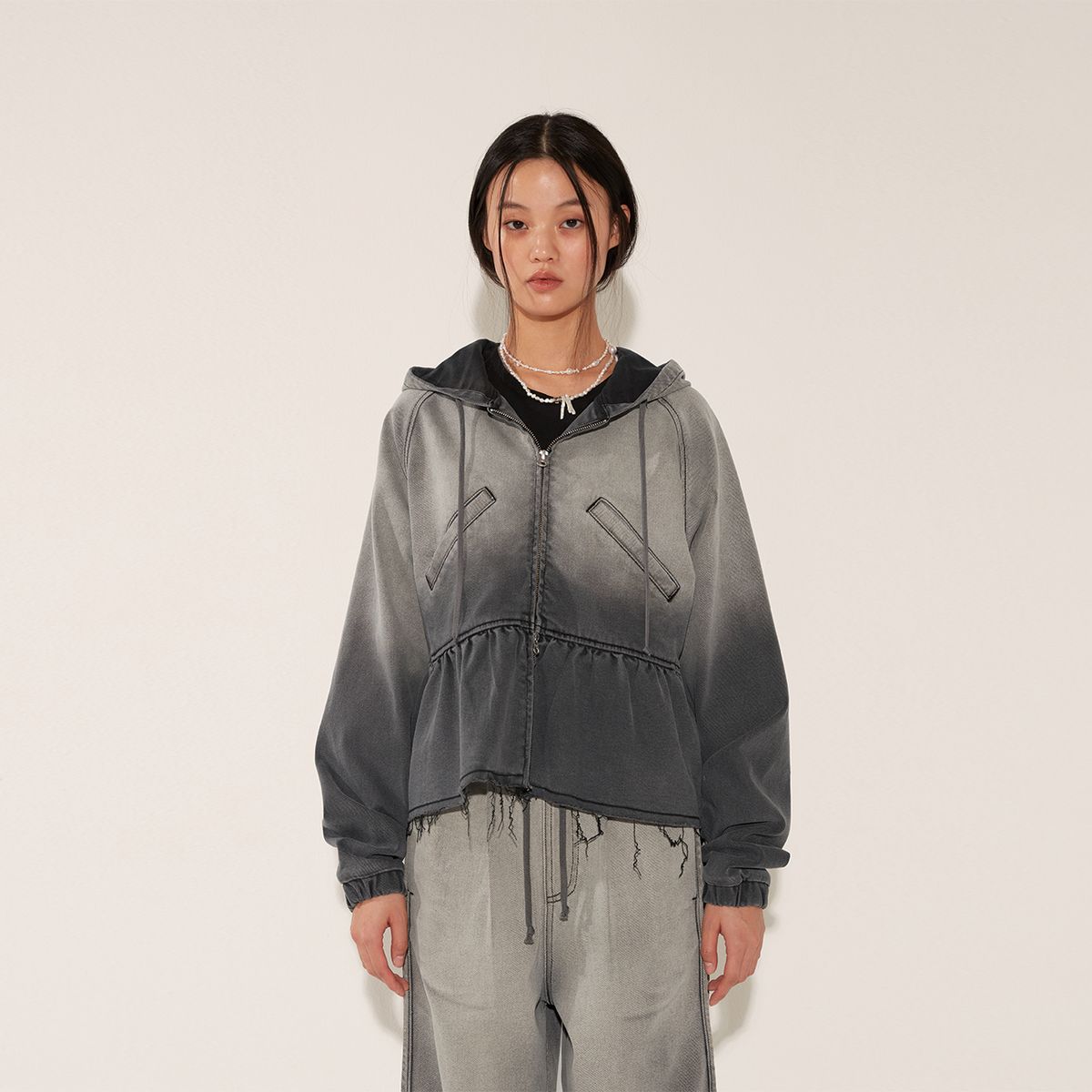 솔티페블(SALTY PEBBLE) GRADATION DENIM FLARED HOOD ZIP UP [GREY]