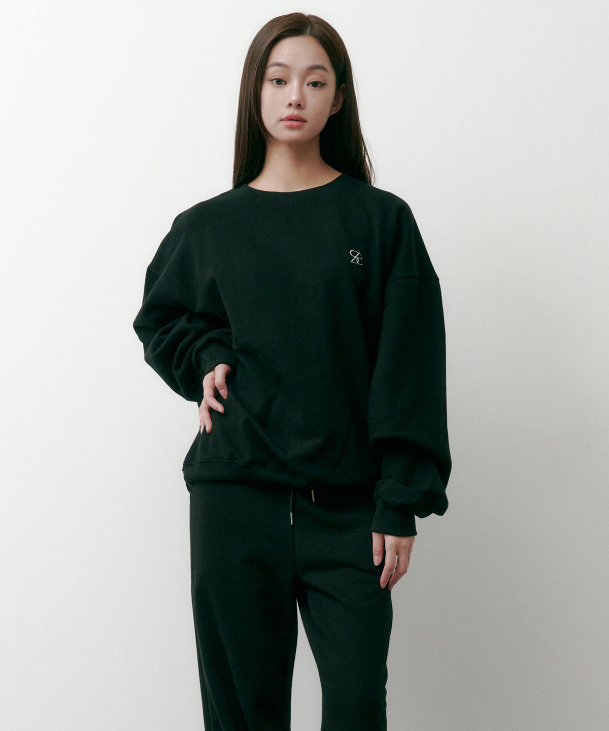솔트앤초콜릿(SALT AND CHOCOLATE) SAC 로고 오버핏 스웨트셔츠 블랙 4W2333001