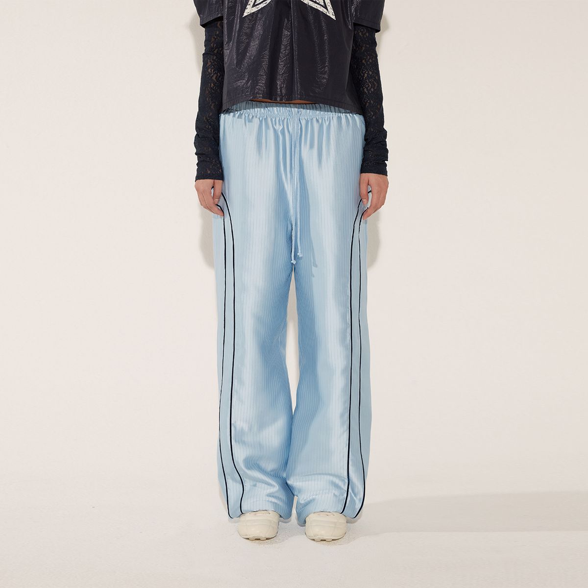 솔티페블(SALTY PEBBLE) SATIN PIPING JOGGER PANTS [SKY BLUE]