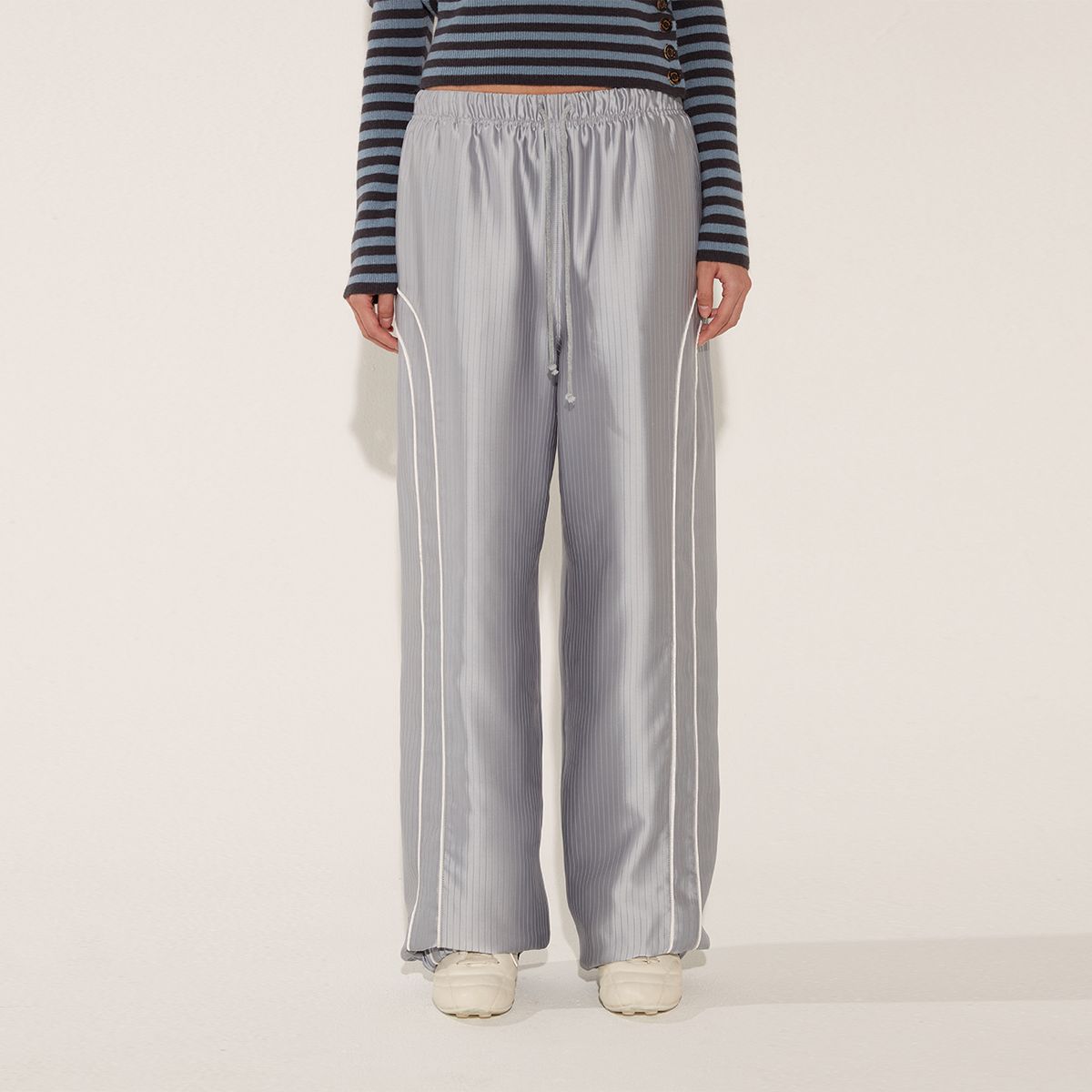 솔티페블(SALTY PEBBLE) SATIN PIPING JOGGER PANTS [LIGHT GREY]