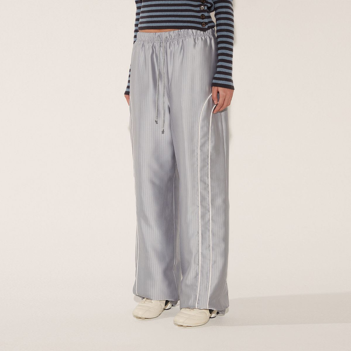 솔티페블(SALTY PEBBLE) SATIN PIPING JOGGER PANTS [LIGHT GREY]
