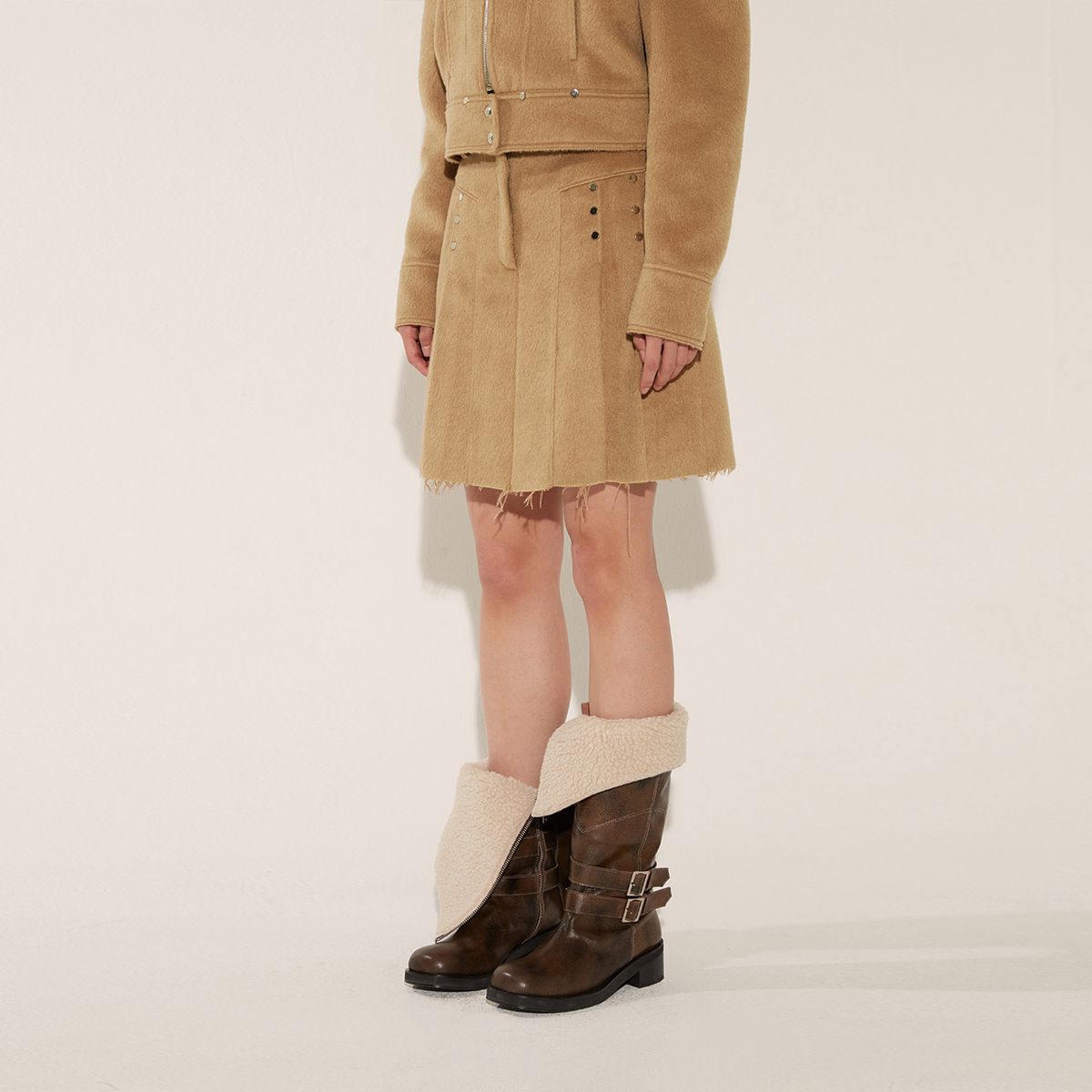 솔티페블(SALTY PEBBLE) PINTUCK SNAP PLEATED SKIRT [MOCHA]