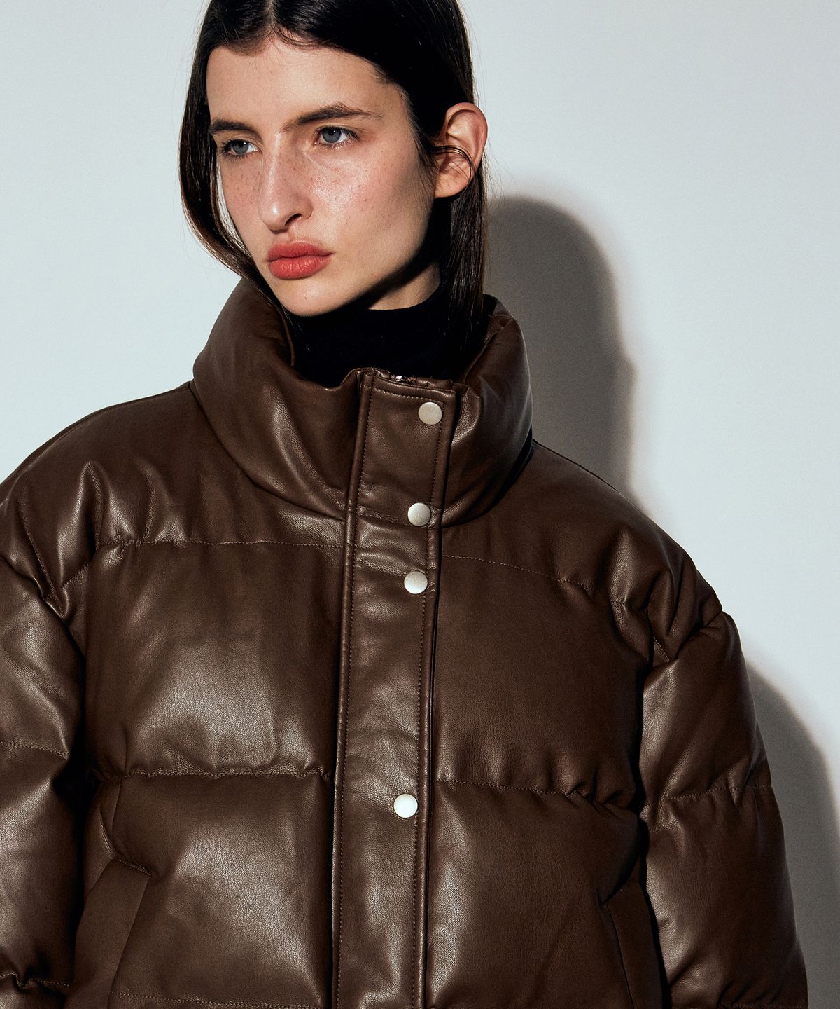 닉앤니콜(NICK&NICOLE) MINIMAL FAUX LEATHER CROP PADDING_BROWN