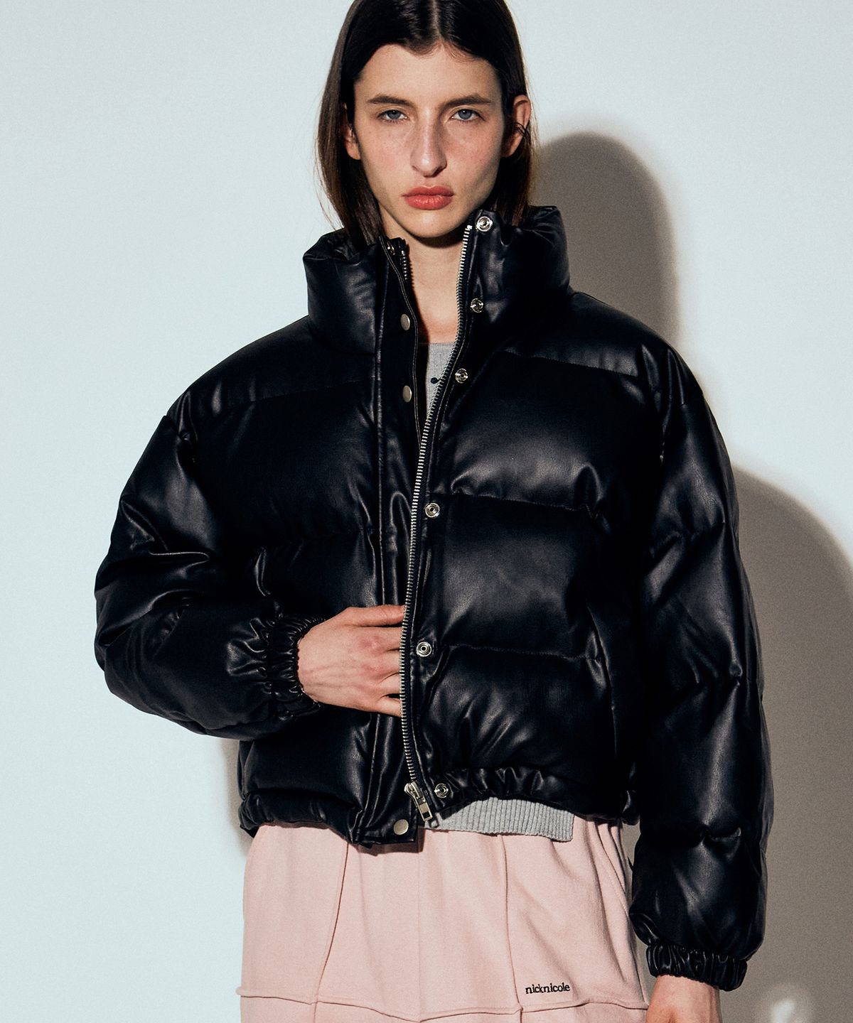 닉앤니콜(NICK&NICOLE) MINIMAL FAUX LEATHER CROP PADDING_BLACK