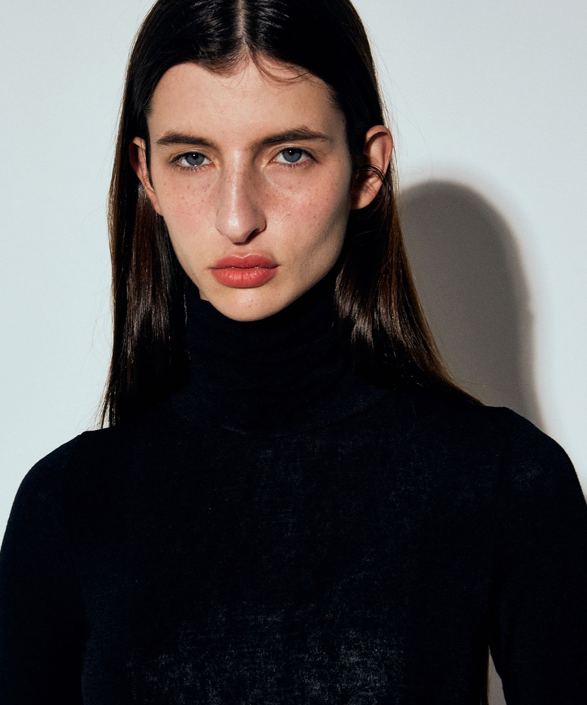 닉앤니콜(NICK&NICOLE) MINIMAL SLIM TURTLENECK TOP_BLACK