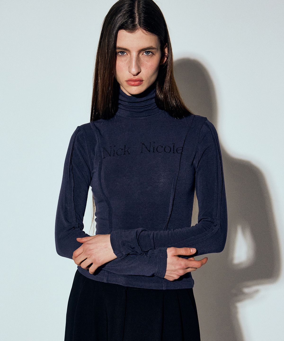 닉앤니콜(NICK&NICOLE) NICOLE PINTUCK LINE TURTLENECK TOP_NAVY