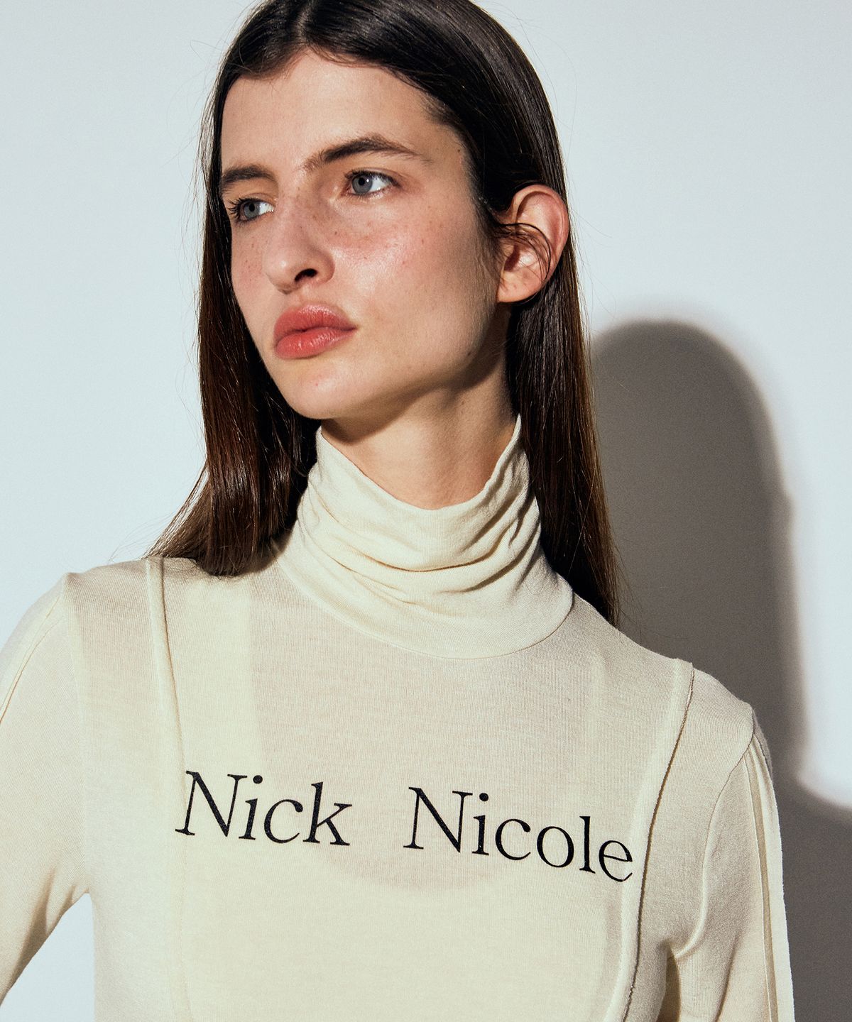 닉앤니콜(NICK&NICOLE) NICOLE PINTUCK LINE TURTLENECK TOP_LIGHT BEIGE