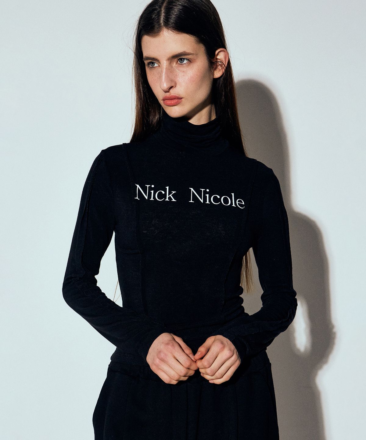 닉앤니콜(NICK&NICOLE) NICOLE PINTUCK LINE TURTLENECK TOP_BLACK