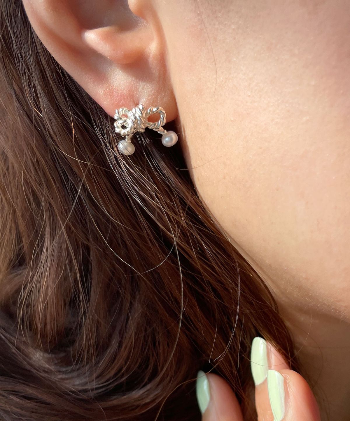 펄시(PERSY) MINI RIBBON DOUBLE PEARL EARRING