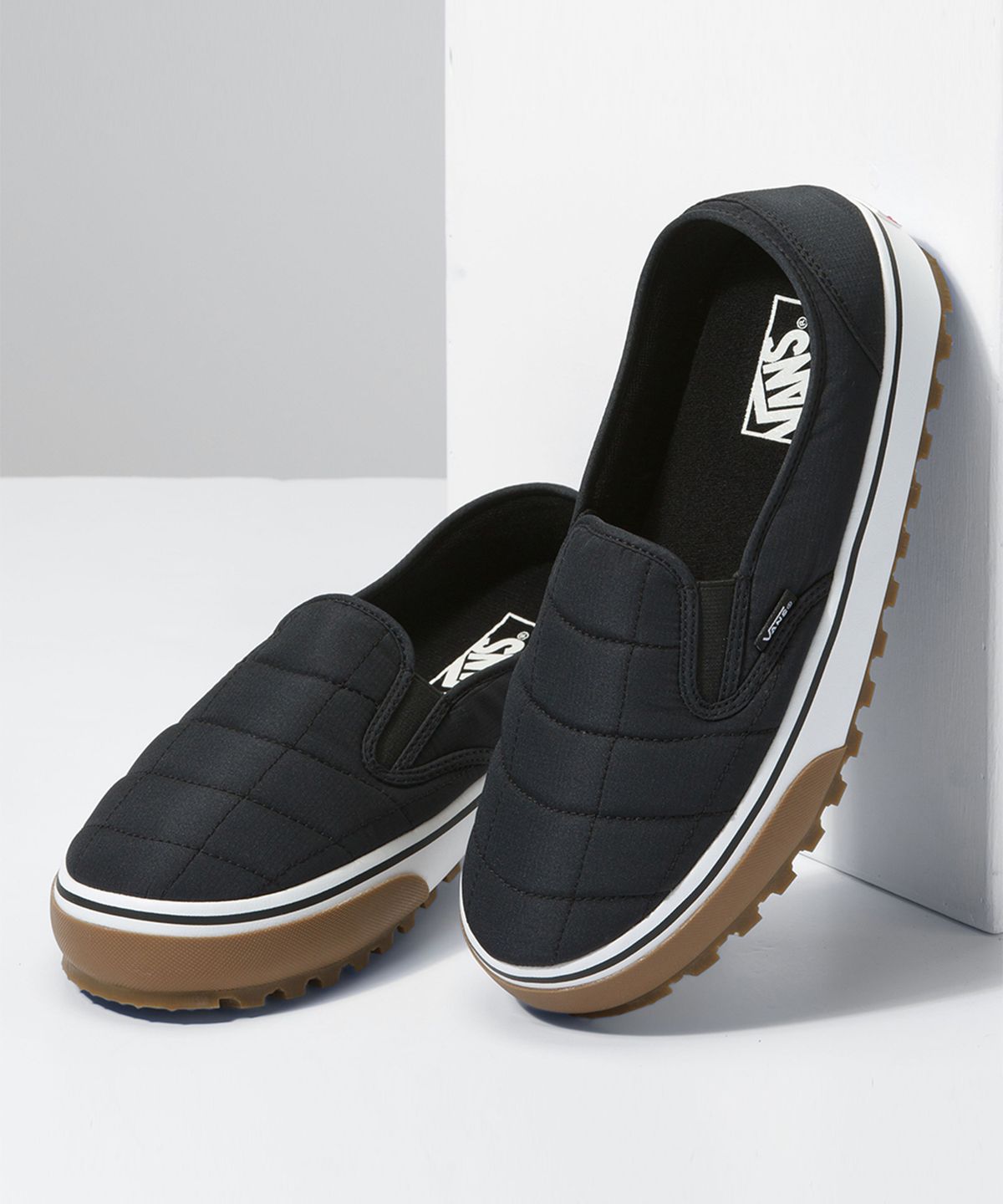반스(VANS) 스노우 랏지 슬리퍼 반스 가드 - 퀼디드 블랙