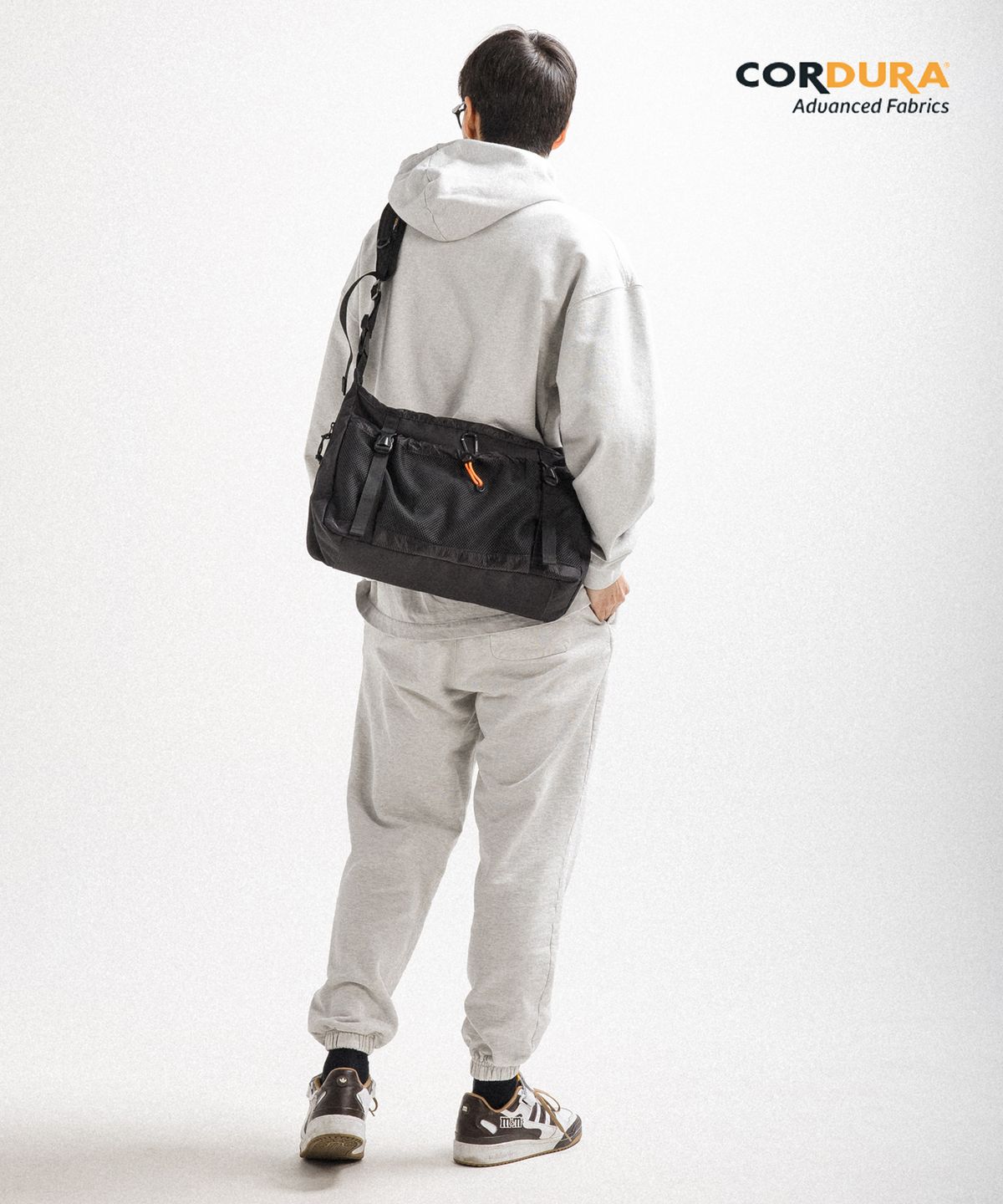 에이지 그레이(AGED GRAY) 코듀라스트링메신저