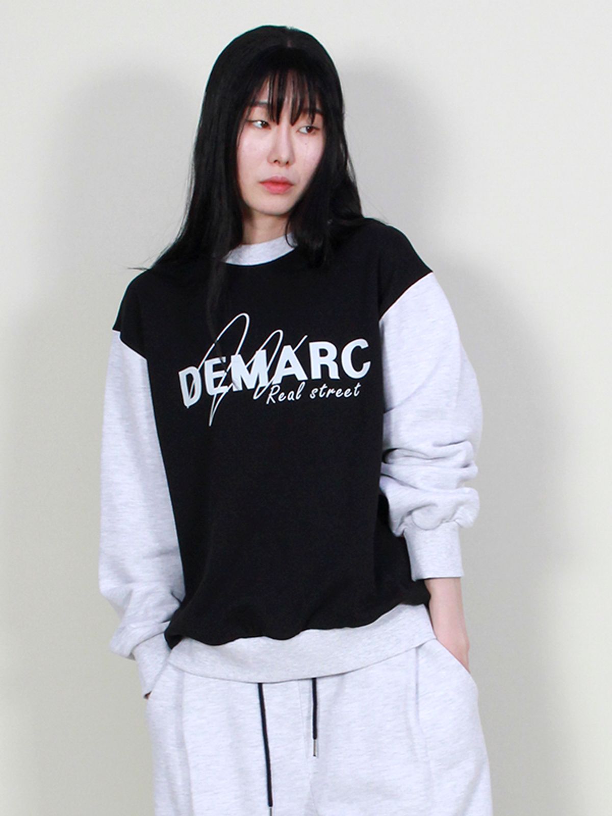 드마크(DEMARC) 로고그래픽 컬러믹스 맨투맨 블랙