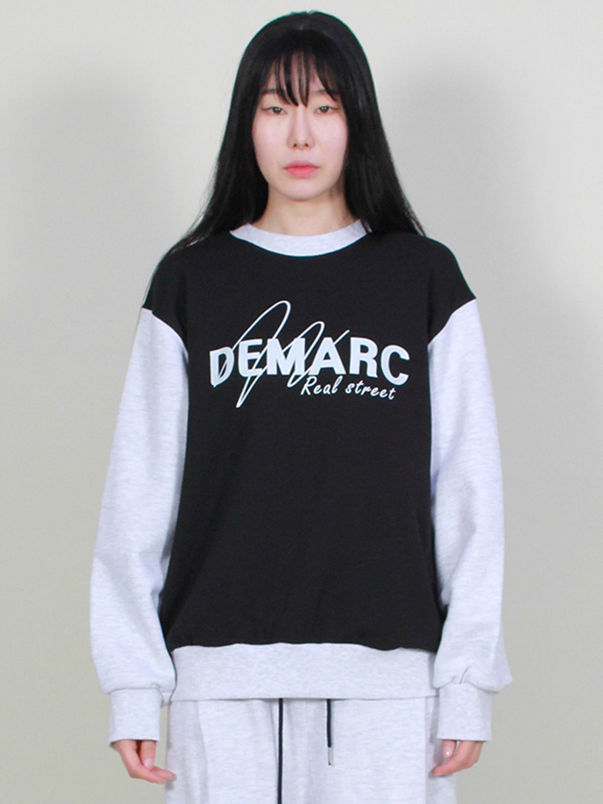 드마크(DEMARC) 로고그래픽 컬러믹스 맨투맨 블랙