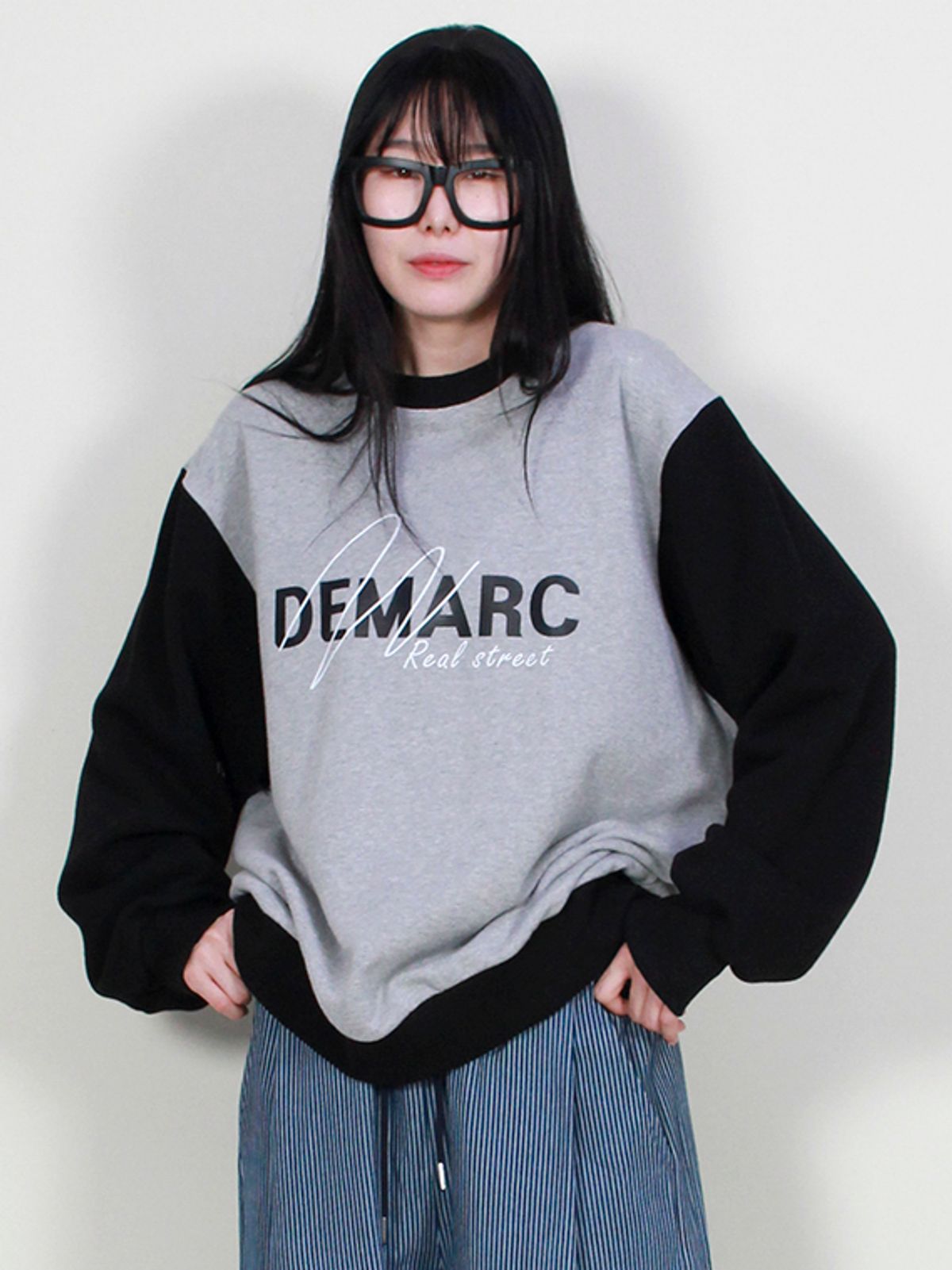 드마크(DEMARC) 로고그래픽 컬러믹스 맨투맨 그레이