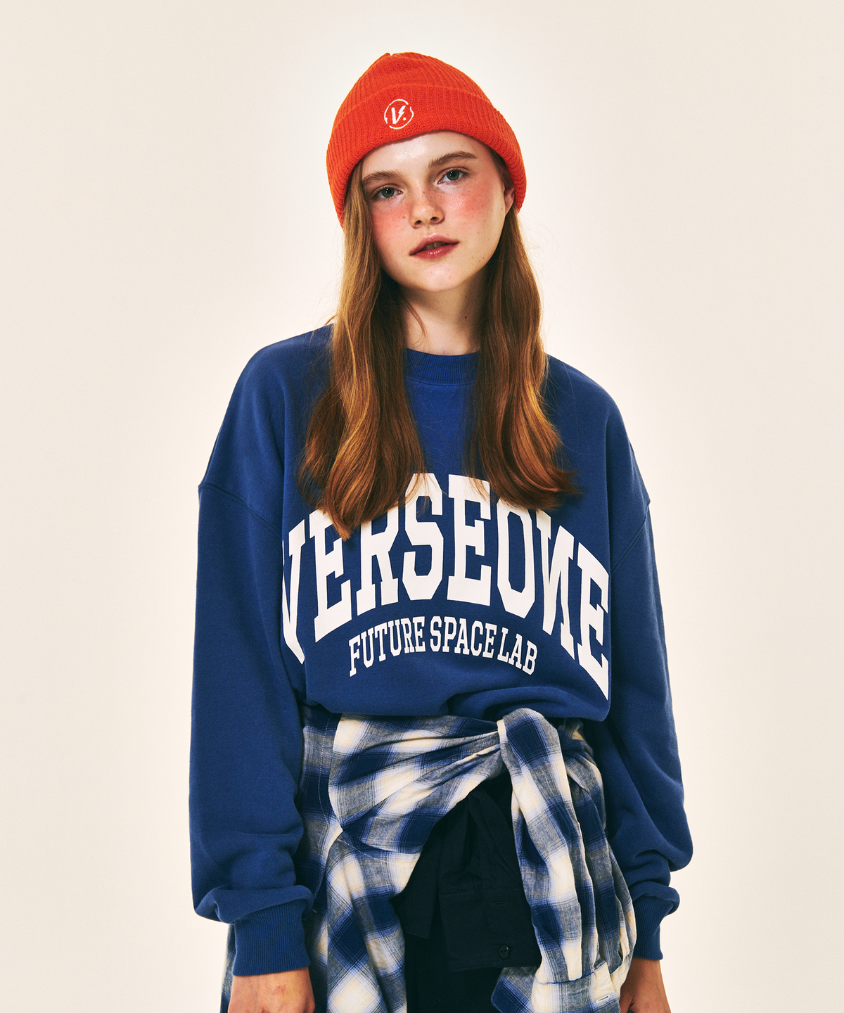 벌스원(VERSE ONE) ARCH LOGO CREWNECK SWEATSHIRTS INDIGO BLUE