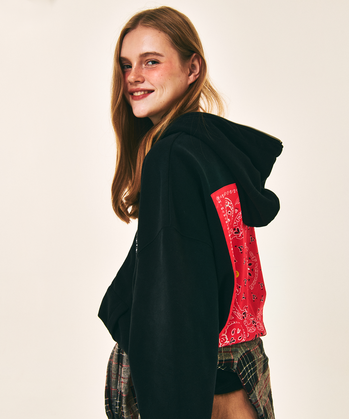 벌스원(VERSE ONE) PAISLEY LOGO BANDANA FULL ZIP HOODIE BLACK/RED