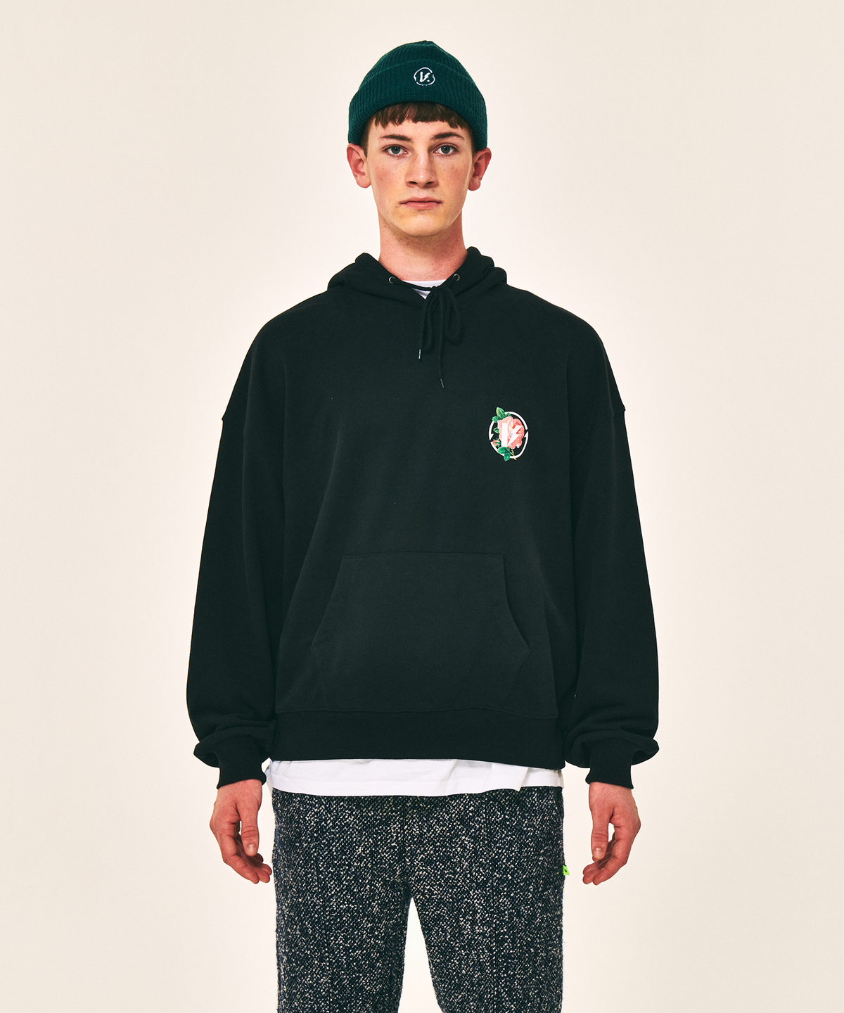 벌스원(VERSE ONE) FLOWER SYMBOL LOGO PULLOVER HOODIE BLACK